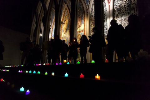 Manifestantes realizan un "velatón" en apoyo a las víctimas de abusos sexuales eclesiásticos, Catedral de Osorno, Chile, 20 de agosto de 2018.