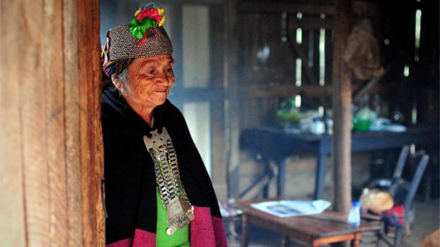 Una machi, tradicional curandera y líder religiosa mapuche, en su casa de la Araucania, al sur de Chile